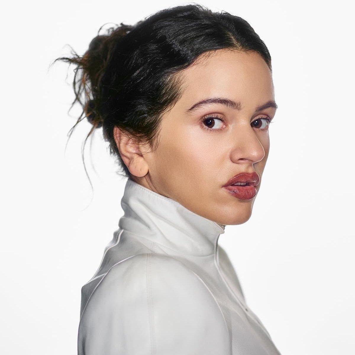 updatecharts's tweet image. ROSALÍA revela que turnê do “LUX” será maximalista e brutalista, o oposto da “MOTOMAMI TOUR”.