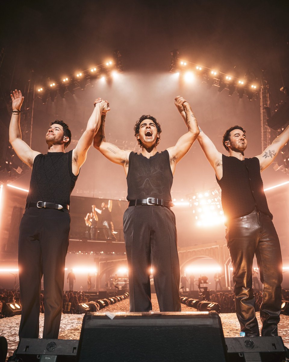 teamjonasargtw's tweet image. something about the night changing 🤍