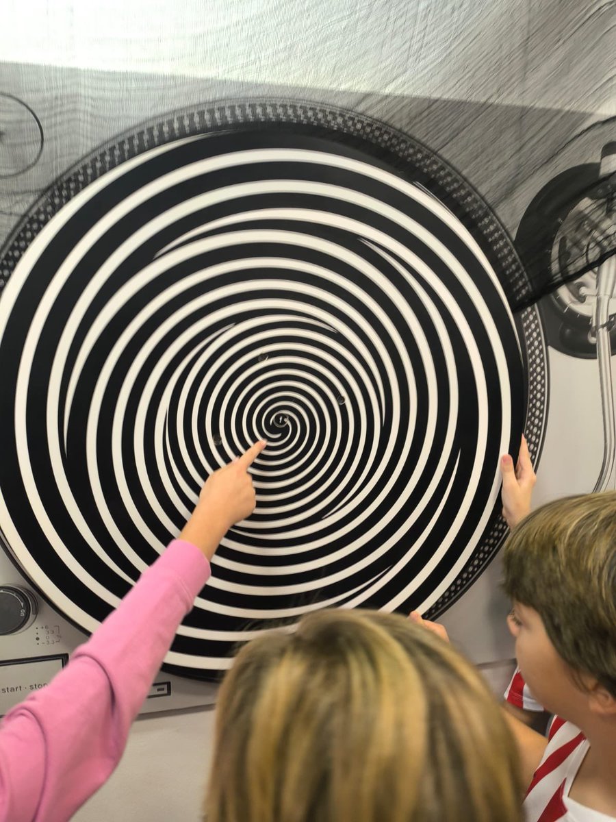 Excursión de 2º ciclo de epo para ver el Museo de las ilusiones en Sevilla y en el <a href="/AcuarioSevilla/">Acuario de Sevilla</a> 😵‍💫🐠🐟🐡 
Todas las fotos en nuestra web
maristashuelva.es
Un día de aprendizaje que hemos finalizado en el parque “Fernando Magallanes”
#ViveMaristas #CelebremosLaVida