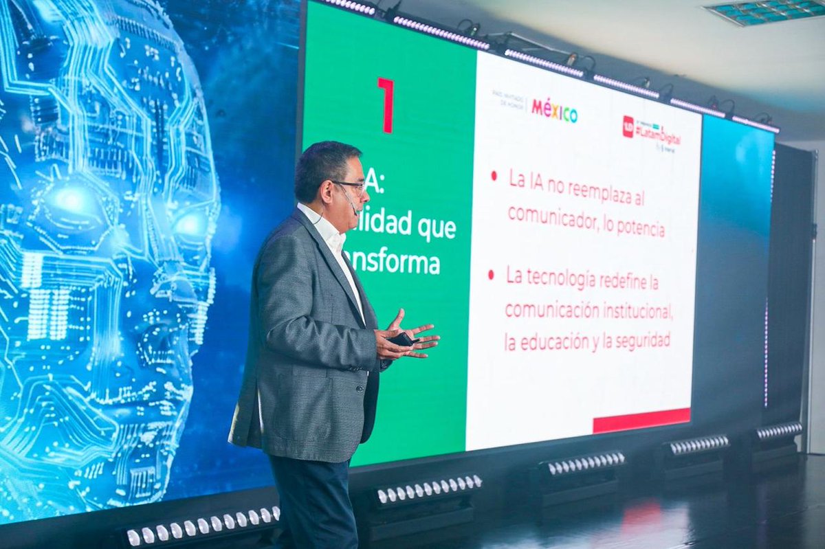 Interlat's tweet image. 👮‍♂️🤖 En el IV Congreso de Comunicación Estratégica de la @PoliciaColombia, @lcchaquea   CEO de @Interlat, presentó cómo la #InteligenciaArtificial potencia a los #CommunityManagers al servicio de la #SeguridadCiudadana
🙏 Gracias por el reconocimiento.
#LatamDigital
