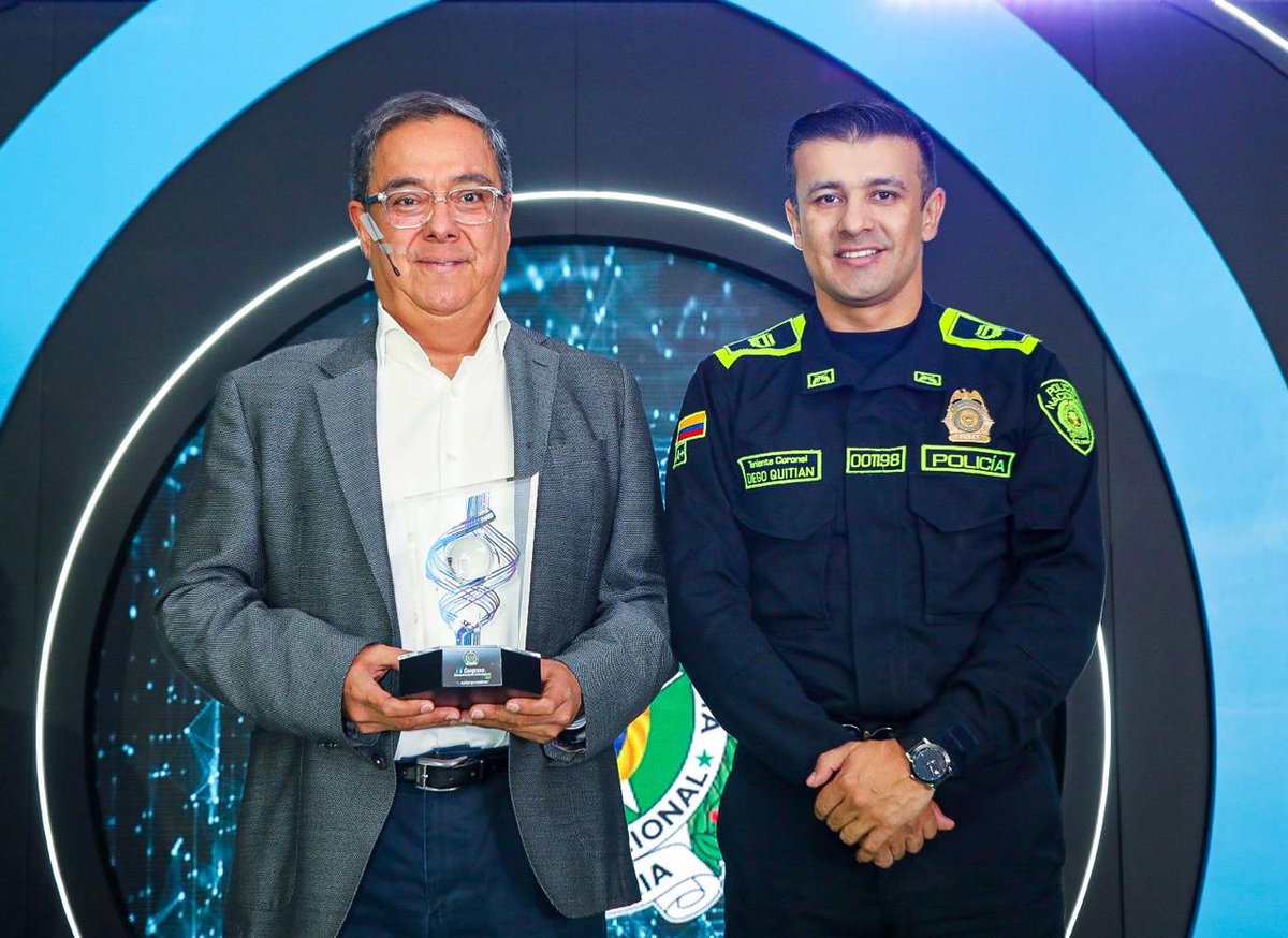 Interlat's tweet image. 👮‍♂️🤖 En el IV Congreso de Comunicación Estratégica de la @PoliciaColombia, @lcchaquea   CEO de @Interlat, presentó cómo la #InteligenciaArtificial potencia a los #CommunityManagers al servicio de la #SeguridadCiudadana
🙏 Gracias por el reconocimiento.
#LatamDigital