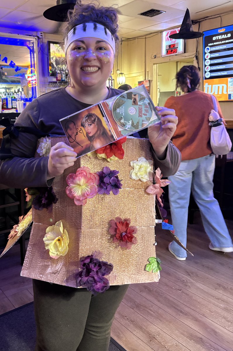 Simply_SamGrace's tweet photo. @taylornation13 @taylorswift13 I was the surprise song piano last night at an event #thecostumeofashowgirl https://t.co/jVvEjqUJdb