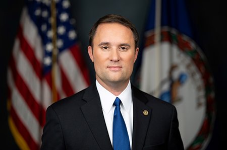vacollegegop's tweet image. 🚨 BREAKING: Jason Miyares is now up MASSIVELY over pro-violence candidate Jay Jones!

🟥 Miyares: 46% (+8)
🟦 Jones: 38%

Jay Jones is COLLAPSING after being exposed for wanting the children of his political opponents KILLED. 

Go Virginia!

Roanoke | 10/22-27 | N=1,041LV