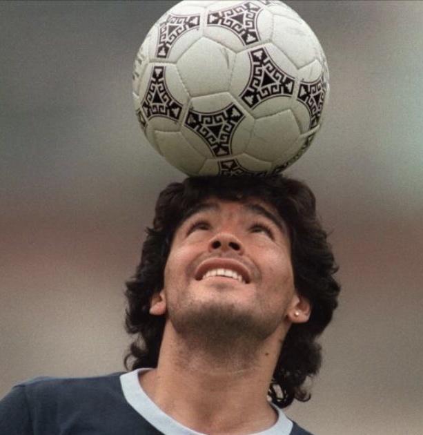 "Hay que ser muy cagón para no defender a los jubilados. A muerte estoy con los jubilados. Lo que les hacen es una vergüenza"
El Diego miraba el mundo desde los de abajo
#DiegoEterno