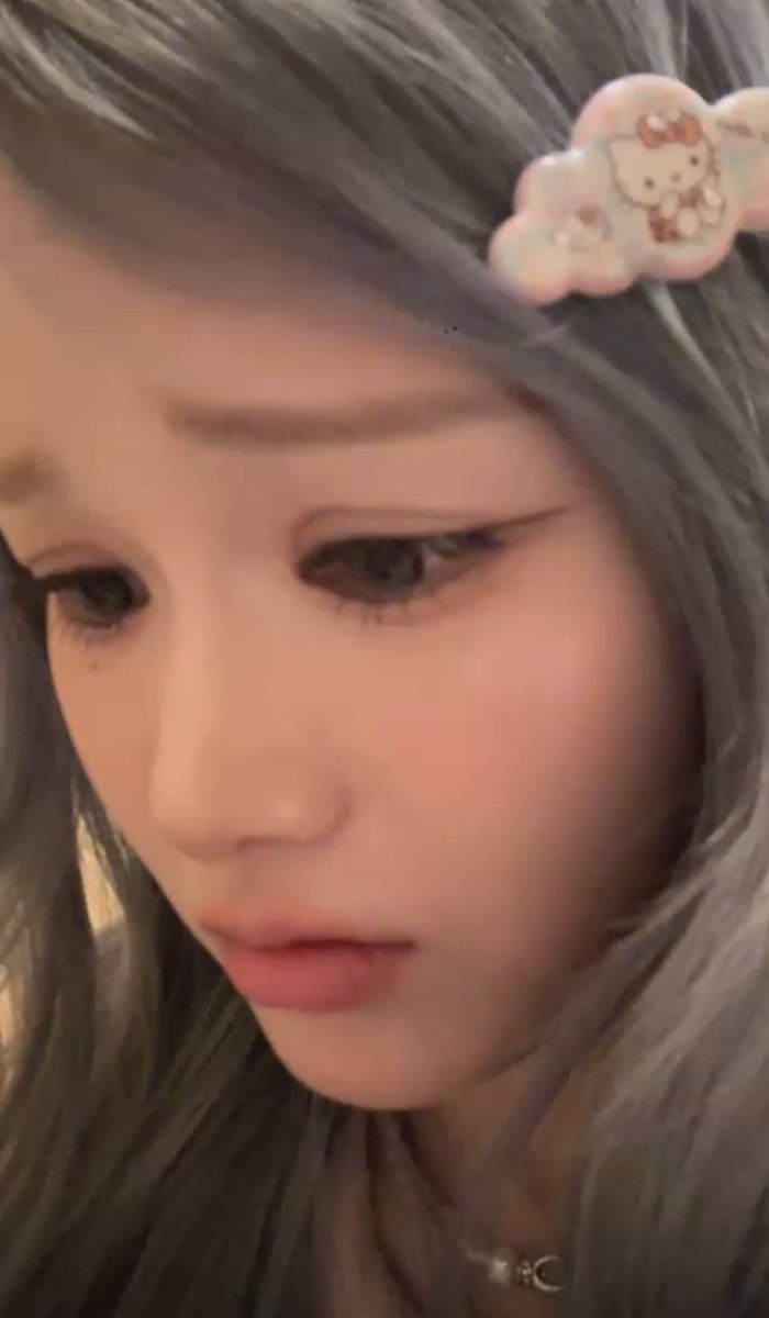 mokameino's tweet photo. her eyebrows deserve a fanbase of their own https://t.co/SNI7kf9fgm