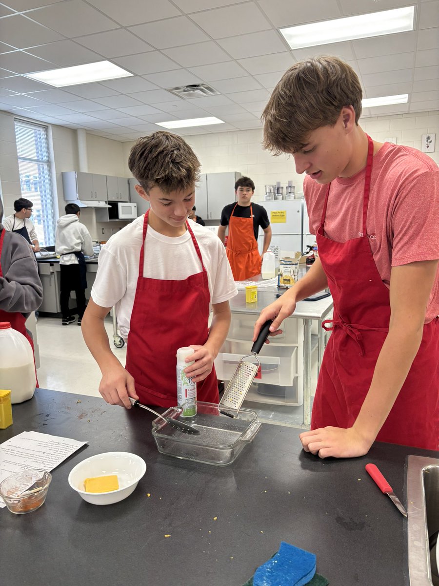 Foods &amp; Nutrition students cooking up mac &amp; cheese and rocking it in the kitchen today! 👩‍🍳🧀🔥