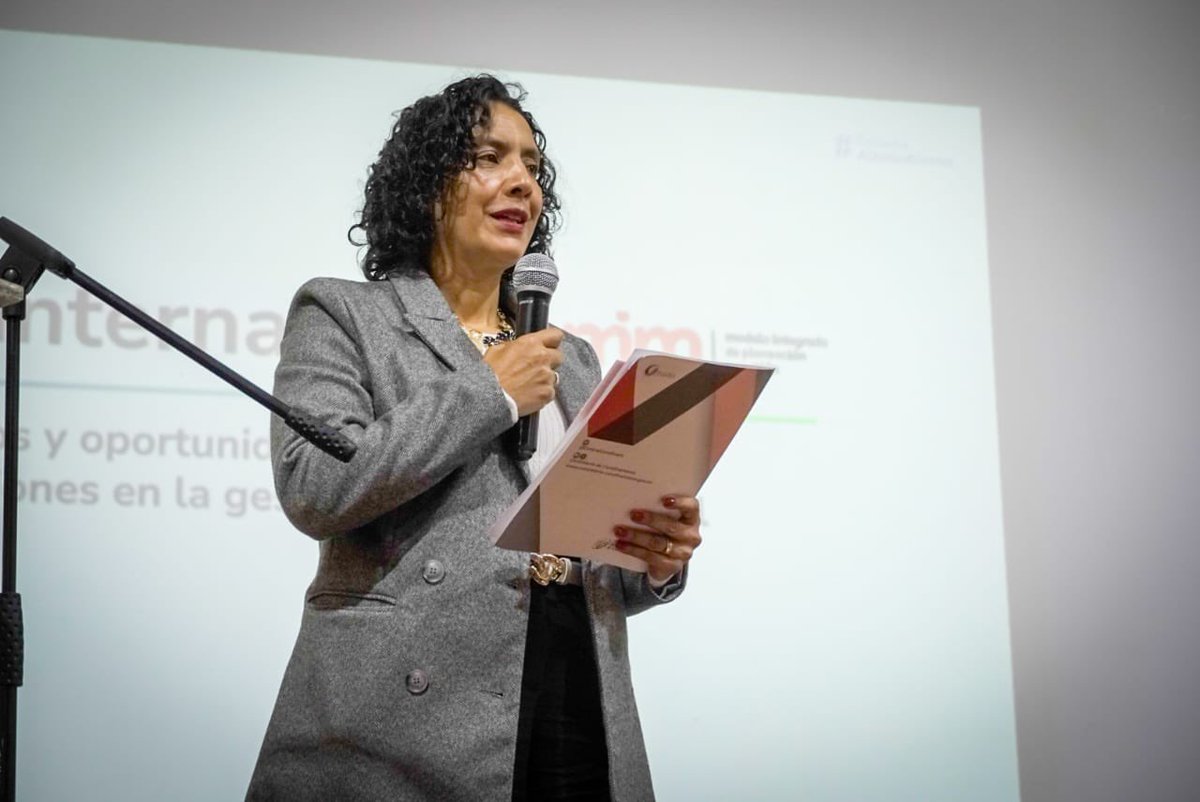DAFP_COLOMBIA's tweet image. La directora de Gestión y Desempeño
Institucional del @DAFP_COLOMBIA , Luz
Daifenis Arango Rivera, destacó la visión estratégica del #MIPG y los avances y desafíos del modelo, que ofrece herramientas para fortalecer la gestión pública en todo el país.

@mariellabarrag3