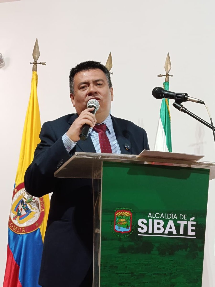 DAFP_COLOMBIA's tweet image. El director territorial de la @ESAPOficial 
Cundinamarca, Javier Leonardo Gutiérrez, instaló el Foro Internacional #MIPG, resaltando que estos espacios fortalecen el compromiso de los servidores públicos con la transparencia, la innovación y la mejora continua.

@mariellabarrag3