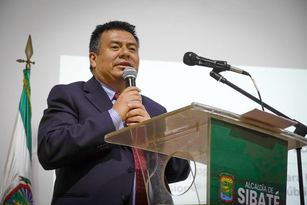 DAFP_COLOMBIA's tweet image. El director territorial de la @ESAPOficial 
Cundinamarca, Javier Leonardo Gutiérrez, instaló el Foro Internacional #MIPG, resaltando que estos espacios fortalecen el compromiso de los servidores públicos con la transparencia, la innovación y la mejora continua.

@mariellabarrag3