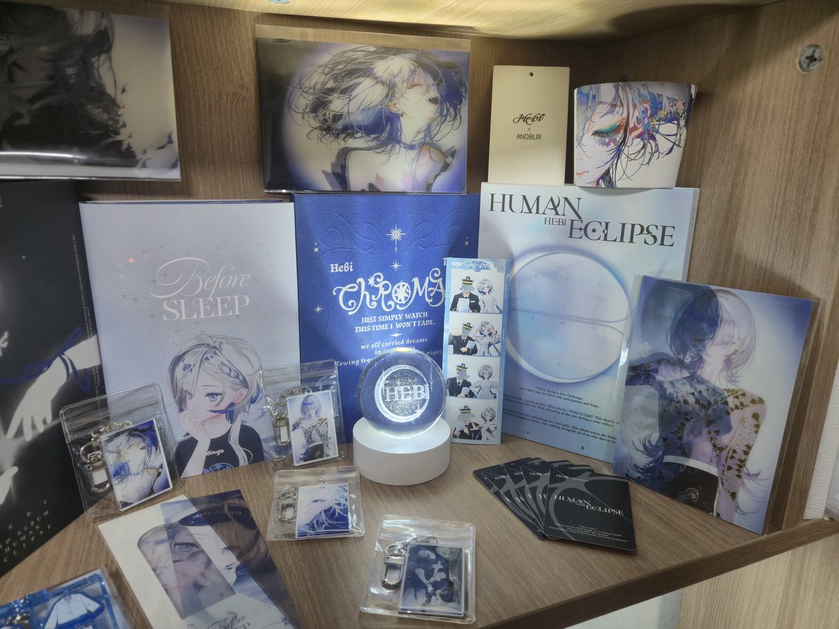 yunion1116's tweet photo. #hebi_goods #human_eclipse
드디어! 무드등 배터리를 구해서 제가 원하는데로 전시하는데 성공했어요!!!
비록 전시 공간이 좁아서 완전하다고는 할 순 없지만 저와 헤비빙만의 공간이 생긴 것 같아서 너무 행복해요.
제가 이렇게 행복해지는 만큼 헤비빙도 앞으로 행복한 일만 있길 바랄게요! https://t.co/G6tMKhRPW7