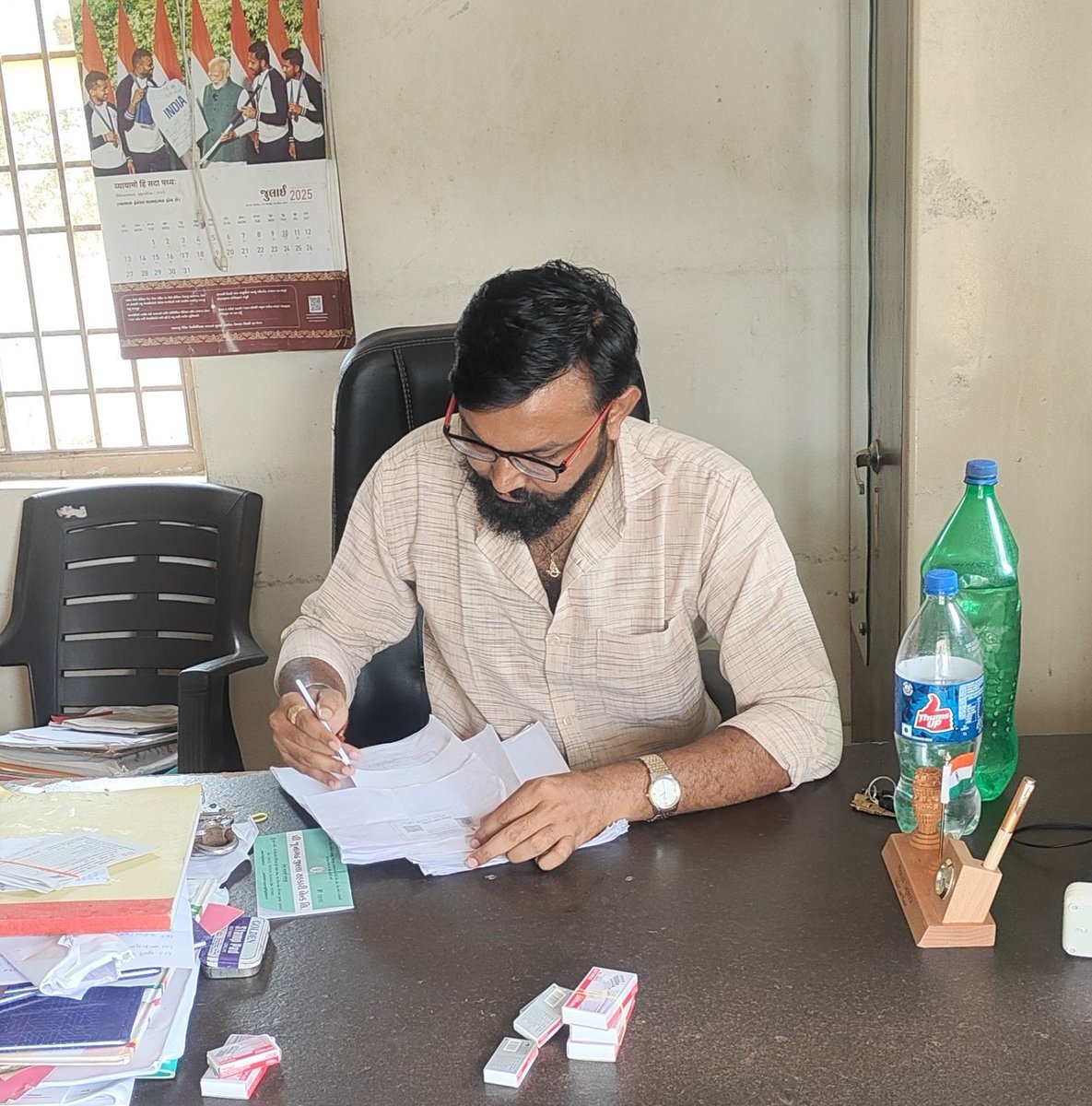 આજે એક અરજદાર ગ્રામ પંચાયત આવ્યો અને કહ્યુ.

મંત્રી સાહેબ જો હુ 28% સરકારને GST ભરેલ તમાકુમાથી બનેલ માવો ખાઉ ને મારી પત્ની મને માવો ખાતા રોકે તો હુ સરકારી કામમા રુકાવટ બદલ કેસ કરી શકુ?
પછી શુ મારી બાજુમા ખુરશીમા બેસાડી,ચા પીવડાવી,ગળે લગાડીને કહ્યુ.

*ક્યાથી શીખી આવ્યો આવુ બધુ*
😂