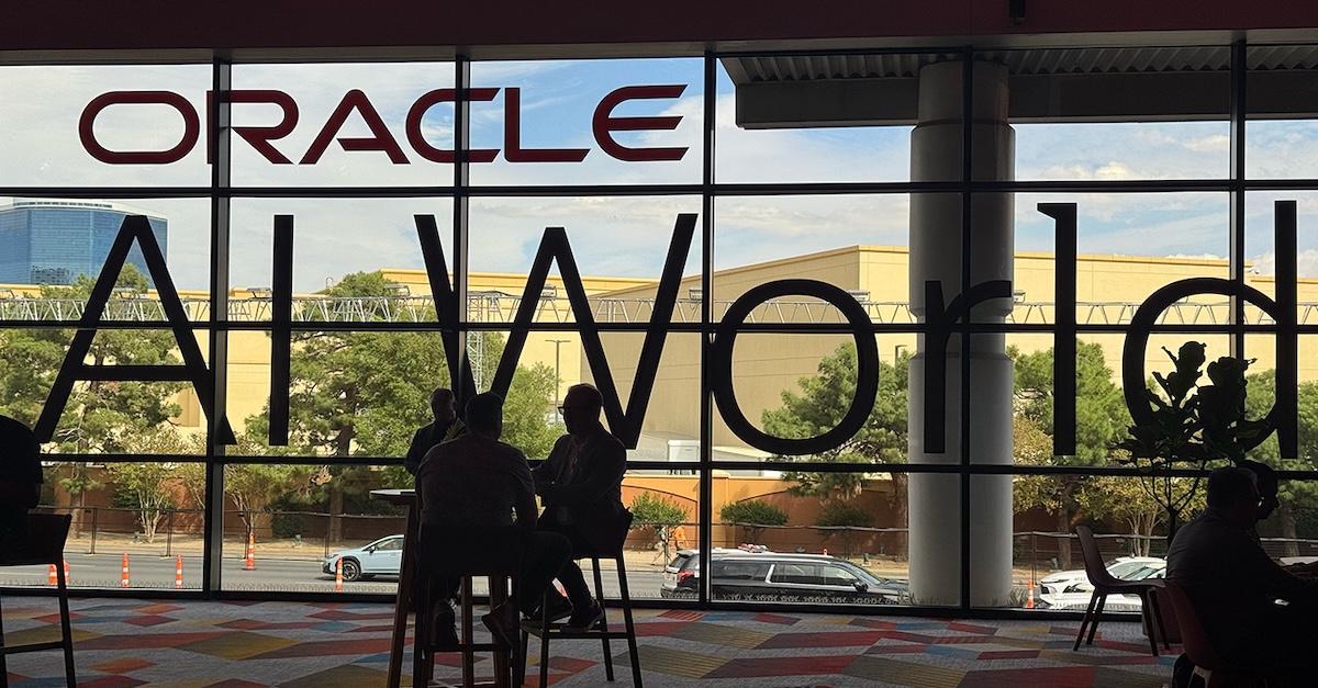 Emanuele_Niro's tweet image. All’ #AIWorld 2025, Oracle pone i dati al centro e porta l&apos;#AI, generativa e agentica, verso i dati, integrandola sempre di più in tutti i livelli dello stack: infrastruttura, data platform e applicazioni #FusionCloud. Su @Edge9: social.ora.cl/601071UwC