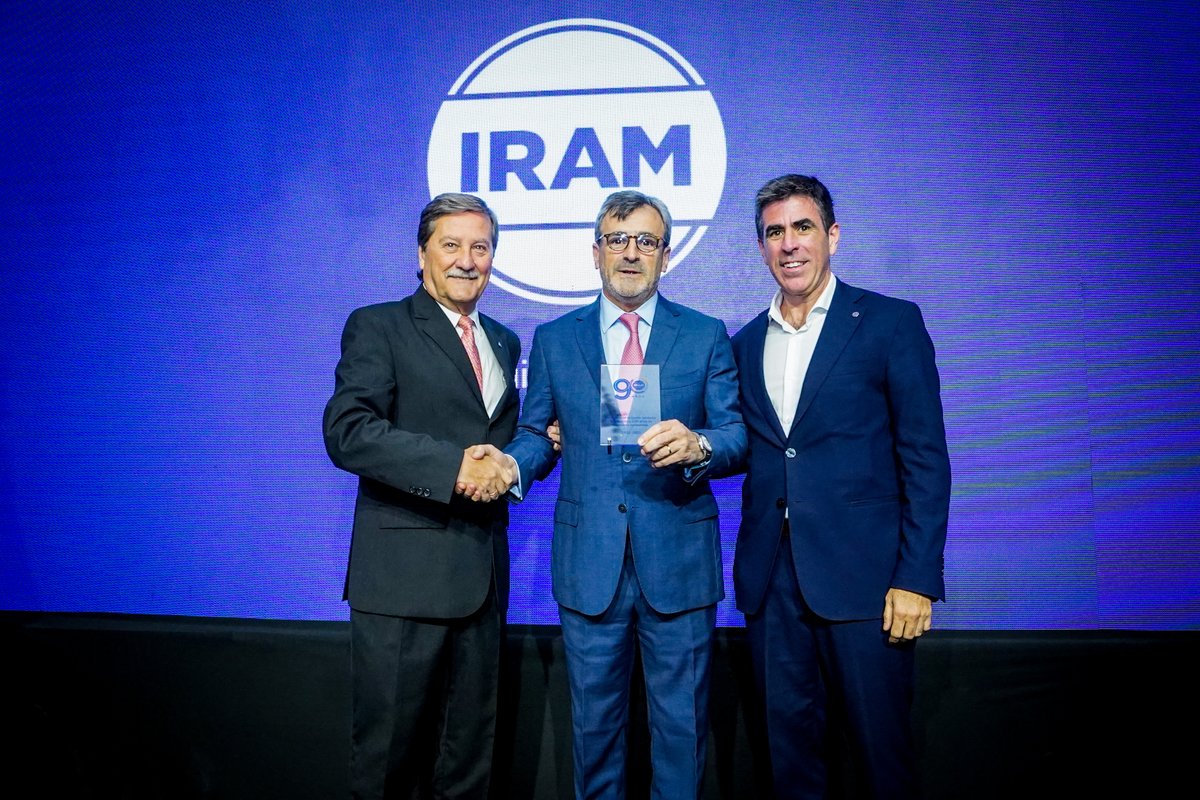 IRAMoficial's tweet photo. ¡90 años construyendo confianza! Nos encontramos con socios y colaboradores para seguir promoviendo la normalización y las evaluaciones de la conformidad como formas de facilitar y hacer más segura la vida de las personas.

¡Gracias a quienes hicieron este hito posible! 🎉 https://t.co/6iBWWMshj8