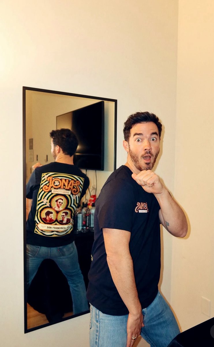 JONAS TOUR INFO GIVEAWAY! 🥳

In honor of 3K we are doing a giveaway! 

PRIZE: A shirt of your choice from the Jonas Brothers website OR the merch table! 

RULES: 
- Must be following <a href="/JonasTourInfo/">Jonas Tour Info</a>, <a href="/TheJonasHub/">The Jonas Hub</a>, <a href="/cupofjoehq/">hq believes in love 🌻</a>, <a href="/NickJHub/">Nick Jonas News</a>, <a href="/KevinJHub/">Kevin Jonas Hub</a>. 
- LIKE/RT THIS TWEET. 
-