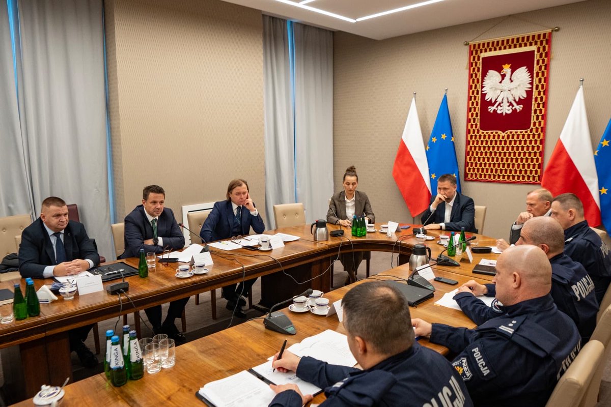 11 listopada to najważniejsze państwowe święto w Polsce 🇵🇱 Ważne, żeby uroczystości i wydarzenia w stolicy przebiegły godnie, bezpiecznie, spokojnie. Jako <a href="/warszawa/">Warszawa</a> we współpracy ze służbami państwowymi zrobimy co w naszej mocy, żeby tak właśnie było.

Za nami odprawa z ministrem