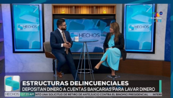 MPguatemala's tweet photo. 2025: 303 días de trabajo fuerte y firme 💪
#MPenDirecto 🎥
En el marco del Día Internacional contra el Lavado de Dinero, la licenciada Nancy Ovando, de la Fiscalía contra el Lavado de Dinero u Otros Activos, brindó entrevista al programa #HechosAM, de @AztecaGuate, en el que abordó la relevancia de esta fecha y los desafíos que representa este delito para la economía global y la seguridad nacional.
La fiscal destacó que esta fecha es de suma importancia para el Ministerio Público, ya que permite recordar que el lavado de dinero no es un delito aislado. “Es un delito que afecta no solo economías, sino también la seguridad y la estabilidad nacional. Cada vez que existe lavado de dinero se desafía lo que se invierte en salud, seguridad y educación. Entonces, es un día de interés para todas las personas”, expresó.
Asimismo, indicó que la lucha contra el lavado de dinero implica un compromiso. “Desde la fiscalía estamos comprometidos tanto con la represión como también con la prevención. Considero que es una oportunidad para poder abordar este flagelo junto a todas las instituciones que conformamos el sistema antilavado”, añadió.
Al referirse al trabajo que realiza la Fiscalía contra el Lavado de Dinero u Otros Activos, la licenciada Ovando explicó que fue creada en el año 2002, luego de la aprobación de la Ley contra el Lavado de Dinero u Otros Activos.
“La función principal es la investigación, la persecución y la acción penal por el delito de lavado de dinero u otros activos. Investigamos los casos desde que se presenta la denuncia en el Ministerio Público y realizamos todas las diligencias pertinentes con la finalidad de llevar ante los tribunales a las personas juzgadas por esta actividad y conseguir sentencias condenatorias”, puntualizó.
La fiscal señaló que el lavado de dinero no solo se relaciona con el narcotráfico, sino que también puede provenir de otros delitos como extorsiones, trata de personas o corrupción. “Todos los delitos que tienen un carácter pecuniario ilícito”, explicó. Actualmente, dijo, hay una mezcla de actividades en las estructuras que se dedican al lavado de dinero, pero no solo se concentran en ello, también combinan otros delitos. “El objetivo es ocultar el dinero y ponerlo en el sistema financiero aparentando legalidad”, añadió.
Respecto a cómo se logra identificar este tipo de actividades ilícitas, señaló que “la complejidad del delito de lavado de dinero es precisamente porque intentan ocultarlo. Con las investigaciones buscamos detectar la trazabilidad de los flujos financieros para establecer la ilicitud. El delito de lavado de dinero es autónomo, no necesitamos una sentencia previa para investigarlo o lograr una condena, pero sí debemos establecer cuál fue el delito precedente o demostrar que el dinero no tiene una justificación lícita. Con eso podemos presentar una acusación”.
Finalmente, la licenciada Ovando hizo un llamado a la población guatemalteca a denunciar cualquier actividad sospechosa que pueda estar vinculada con el lavado de dinero.
Recordó que se puede denunciar a través de todos los medios disponibles como la página web https://t.co/dstzZz1Odl, la aplicación #MPvirtual o en todas las sedes ubicadas a nivel nacional. También hizo un llamado a estar atentos para no ser utilizados por estas estructuras criminales. “Si alguien ofrece un trabajo que no requiere mayor esfuerzo o pide prestar cuentas bancarias, debemos estar alertas y presentar la denuncia correspondiente”, indicó.
#MPfuerteYfirme 💪