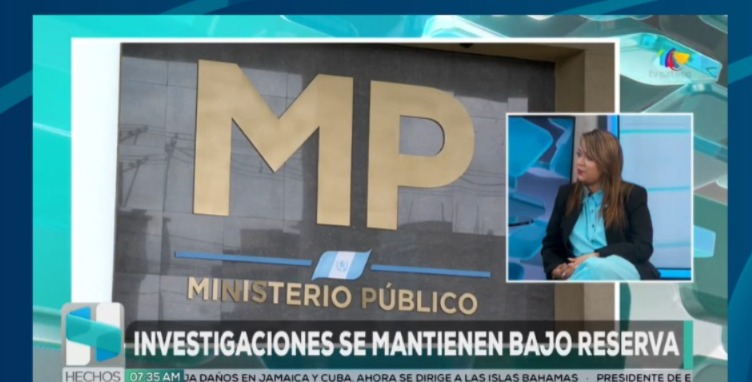 MPguatemala's tweet photo. 2025: 303 días de trabajo fuerte y firme 💪
#MPenDirecto 🎥
En el marco del Día Internacional contra el Lavado de Dinero, la licenciada Nancy Ovando, de la Fiscalía contra el Lavado de Dinero u Otros Activos, brindó entrevista al programa #HechosAM, de @AztecaGuate, en el que abordó la relevancia de esta fecha y los desafíos que representa este delito para la economía global y la seguridad nacional.
La fiscal destacó que esta fecha es de suma importancia para el Ministerio Público, ya que permite recordar que el lavado de dinero no es un delito aislado. “Es un delito que afecta no solo economías, sino también la seguridad y la estabilidad nacional. Cada vez que existe lavado de dinero se desafía lo que se invierte en salud, seguridad y educación. Entonces, es un día de interés para todas las personas”, expresó.
Asimismo, indicó que la lucha contra el lavado de dinero implica un compromiso. “Desde la fiscalía estamos comprometidos tanto con la represión como también con la prevención. Considero que es una oportunidad para poder abordar este flagelo junto a todas las instituciones que conformamos el sistema antilavado”, añadió.
Al referirse al trabajo que realiza la Fiscalía contra el Lavado de Dinero u Otros Activos, la licenciada Ovando explicó que fue creada en el año 2002, luego de la aprobación de la Ley contra el Lavado de Dinero u Otros Activos.
“La función principal es la investigación, la persecución y la acción penal por el delito de lavado de dinero u otros activos. Investigamos los casos desde que se presenta la denuncia en el Ministerio Público y realizamos todas las diligencias pertinentes con la finalidad de llevar ante los tribunales a las personas juzgadas por esta actividad y conseguir sentencias condenatorias”, puntualizó.
La fiscal señaló que el lavado de dinero no solo se relaciona con el narcotráfico, sino que también puede provenir de otros delitos como extorsiones, trata de personas o corrupción. “Todos los delitos que tienen un carácter pecuniario ilícito”, explicó. Actualmente, dijo, hay una mezcla de actividades en las estructuras que se dedican al lavado de dinero, pero no solo se concentran en ello, también combinan otros delitos. “El objetivo es ocultar el dinero y ponerlo en el sistema financiero aparentando legalidad”, añadió.
Respecto a cómo se logra identificar este tipo de actividades ilícitas, señaló que “la complejidad del delito de lavado de dinero es precisamente porque intentan ocultarlo. Con las investigaciones buscamos detectar la trazabilidad de los flujos financieros para establecer la ilicitud. El delito de lavado de dinero es autónomo, no necesitamos una sentencia previa para investigarlo o lograr una condena, pero sí debemos establecer cuál fue el delito precedente o demostrar que el dinero no tiene una justificación lícita. Con eso podemos presentar una acusación”.
Finalmente, la licenciada Ovando hizo un llamado a la población guatemalteca a denunciar cualquier actividad sospechosa que pueda estar vinculada con el lavado de dinero.
Recordó que se puede denunciar a través de todos los medios disponibles como la página web https://t.co/dstzZz1Odl, la aplicación #MPvirtual o en todas las sedes ubicadas a nivel nacional. También hizo un llamado a estar atentos para no ser utilizados por estas estructuras criminales. “Si alguien ofrece un trabajo que no requiere mayor esfuerzo o pide prestar cuentas bancarias, debemos estar alertas y presentar la denuncia correspondiente”, indicó.
#MPfuerteYfirme 💪