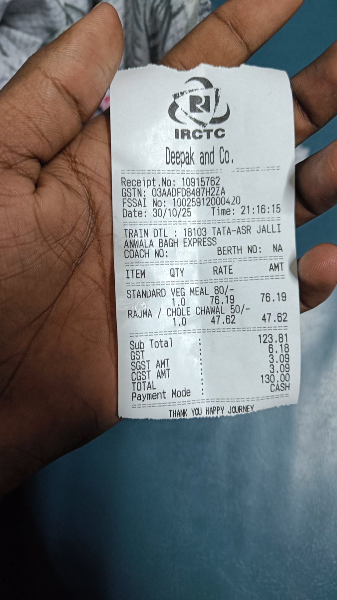 MrRaman2008's tweet photo. My Complain no. 2025103009407
Veg thali standard 80 but i have received 130 bill and I will pay 130 @RailMinIndia @RailwaySeva @RailwayNorthern https://t.co/aZTStdASxf
