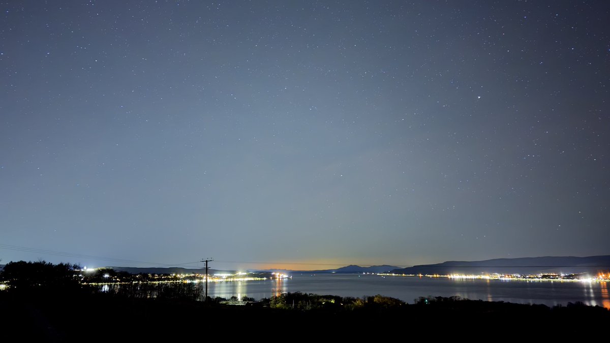 Last night the aurora was out to the north, the pleiades above however why was the sky orange above the Isle of Arran at midnight? <a href="/JudithRalston/">Judith@weather</a> <a href="/kirstymccabe/">Kirsty McCabe FRMetS</a> #Aurora #photooftheday
