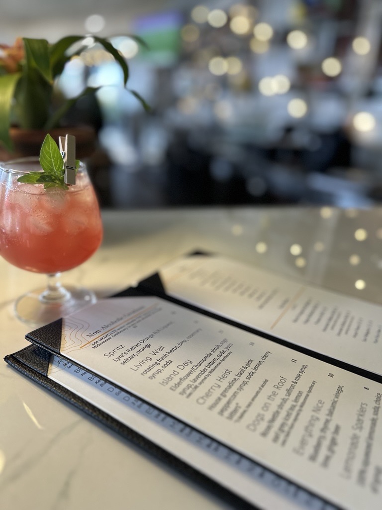 mydoorcounty's tweet image. This October, we teamed up with the United Way of Door County and the Door County AOD Coalition to celebrate local businesses serving up mocktails worth raising a glass to! 

Find “NAB Friendly” spots on DoorCounty.com by looking for the logo. #mocktails #doorcounty