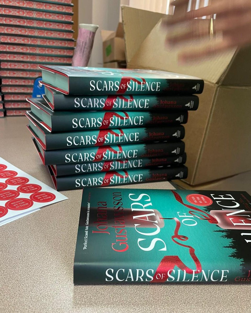 Spending #TranslatedThursday at the printers with <a href="/JoGustawsson/">Johana Gustawsson</a> as she signs 1200 (!!) finished hardback copies of her MOST chilling #Gothic #Thriller yet!

#ScarsOfSilence, t D Warriner is out 20/11!

🖤 geni.us/qJmdRQN

Spredges EXCLUSIVE to bookshops!!

#BookTwitter