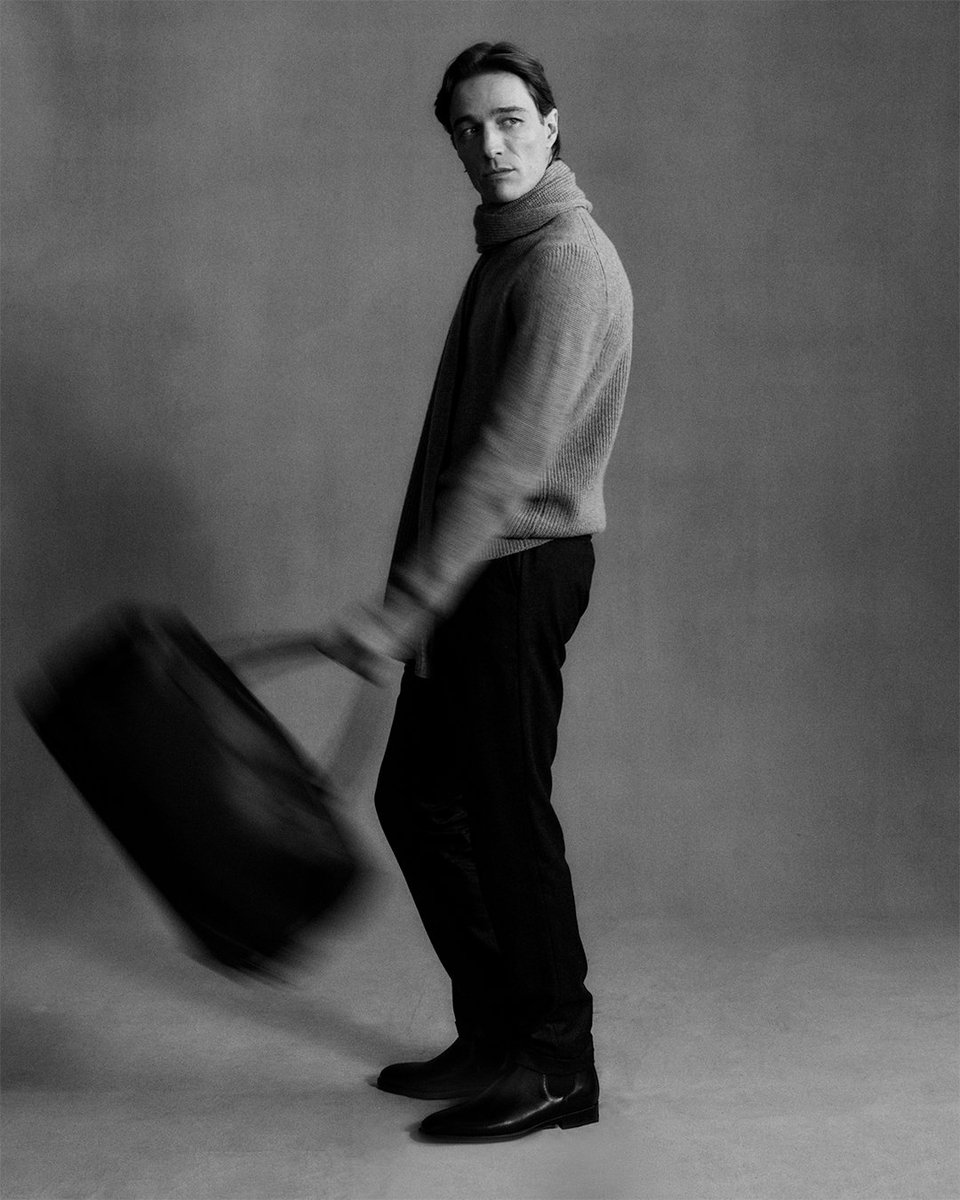 Pure Italian cashmere, woven into timeless silhouettes that embody warmth and refinement.
Each piece crafted from the finest A-grade fibres for unmatched softness and enduring elegance.

Discover the Style Guide at lucafaloni.com/pages/style-gu…

#LucaFaloni #LucaFaloniFallWinter