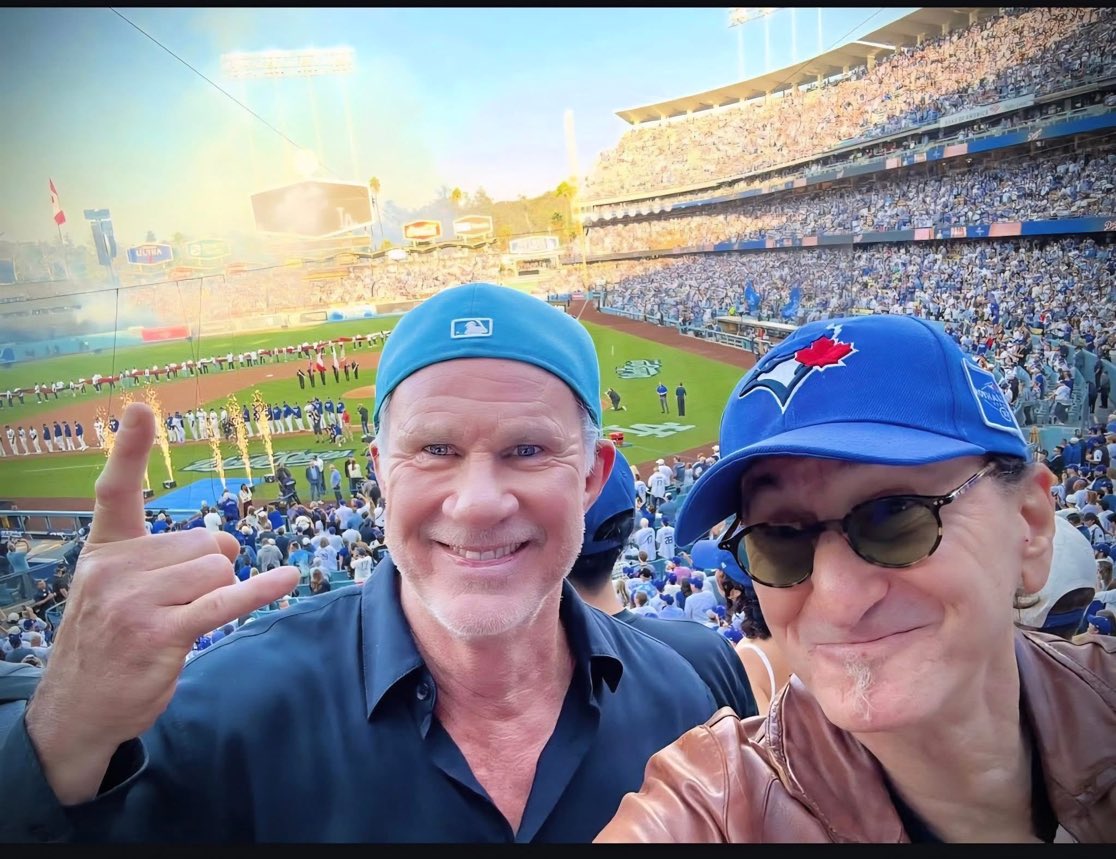 progperest's tweet image. Chad Smith (Red Hot Chili Peppers) ve Geddy Lee (Rush) stadyumda rakip takımları desteklerken…
📍 Dodger Stadium, Los Angeles
⚾ Los Angeles Dodgers vs
Toronto Blue Jays
📅 28 Ekim 2025