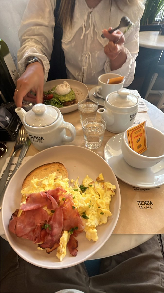 CuchoWalker's tweet photo. Plan simple: Levantarse temprano para desayunar en Buenos Aires https://t.co/3YBmvX0Zem