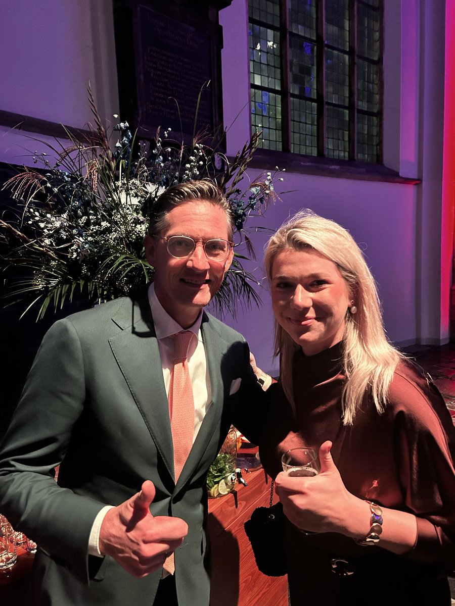 Een duimpje voor deze fantastische lijsttrekker <a href="/Eerdmans/">Joost Eerdmans</a> die de boel draaiende heeft gehouden de afgelopen jaren! Wat een winst! Bedankt allemaal voor het stemmen!
En dank aan alle campagnetoppers zoals Kelly! En toppers (campagneleiders) <a href="/ANanninga/">Annabel Nanninga</a> <a href="/MPHoogeveen/">Michiel Hoogeveen</a>