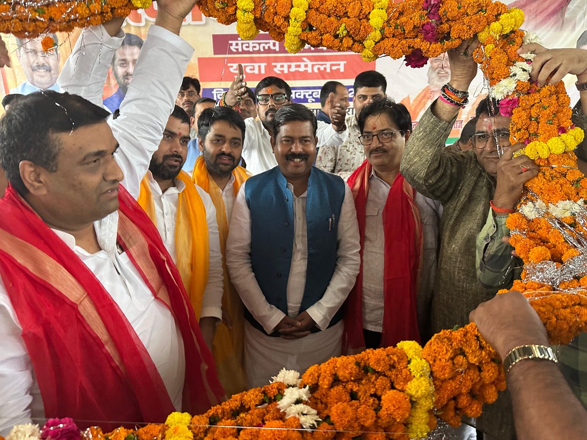 viveksinghmonu's tweet image. उन्नाव जिले में आयोजित &quot;आत्मनिर्भर भारत संकल्प अभियान&quot; के अन्तर्गत &quot;युवा सम्मेलन&quot; को विशिष्ट अतिथि के रूप में संबोधित किया। मुख्य अतिथि के रूप में भाजपा प्रदेश उपाध्यक्ष श्री देवेश कोरी जी,जिला अध्यक्ष श्री अनुराग जी व समस्त युवा मोर्चा के पदाधिकारीगण उपस्थित रहे।