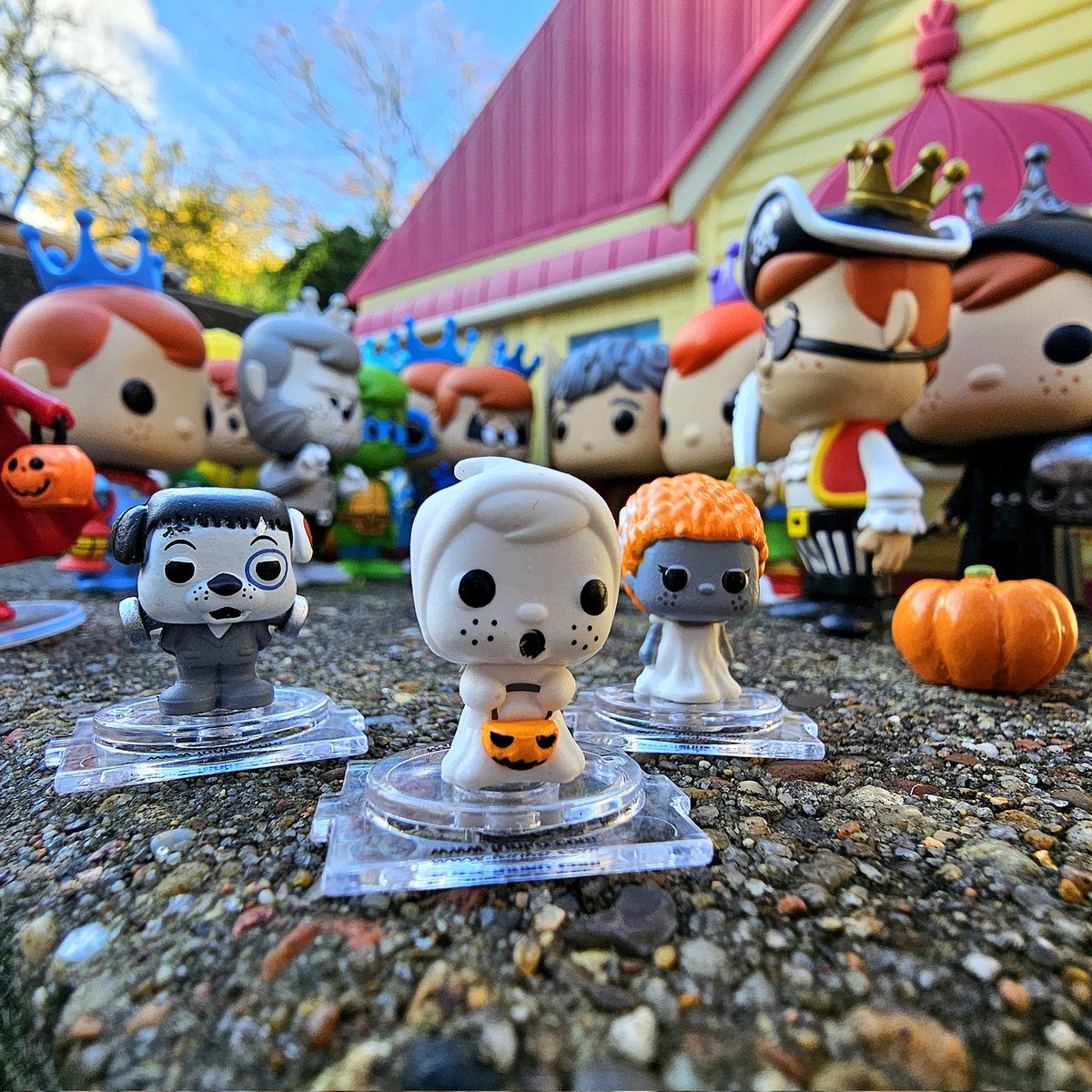 Lordof_TheFunko's tweet image. Trick-or-treat with the biggest Cosplayer in all costumes, Freddy Funko! 🎭 All dressed up and ready to spook the neighborhood! 👑

Last day in @OriginalFunko Photo Challenge, with the theme &quot;Costume&quot; #funkophotoadaychallenge 🎃

#funkoween #freddyfunko #funkounboxed #FunkoPop