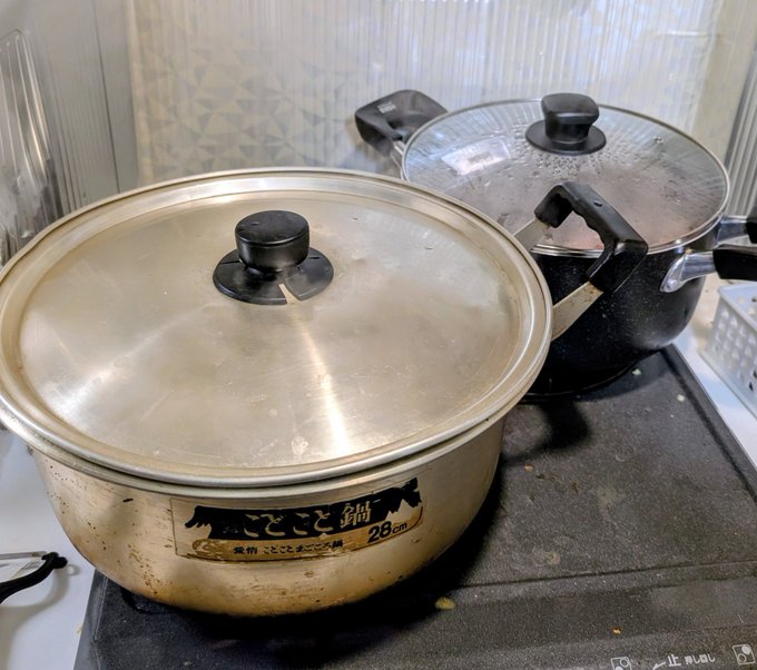 煮える大根とスジ肉。 