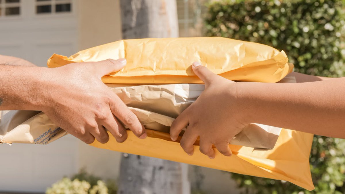 selectdelivery's tweet photo. The holiday season is one of the busiest times of the year for businesses. That’s where our Calgary parcel delivery services can help!
https://t.co/Cl9FXzKio1
#yyc #yycsmallbusiness #calgarycourier #parceldelivery #samedaydelivery #truckingservice https://t.co/vLejYtWBJp