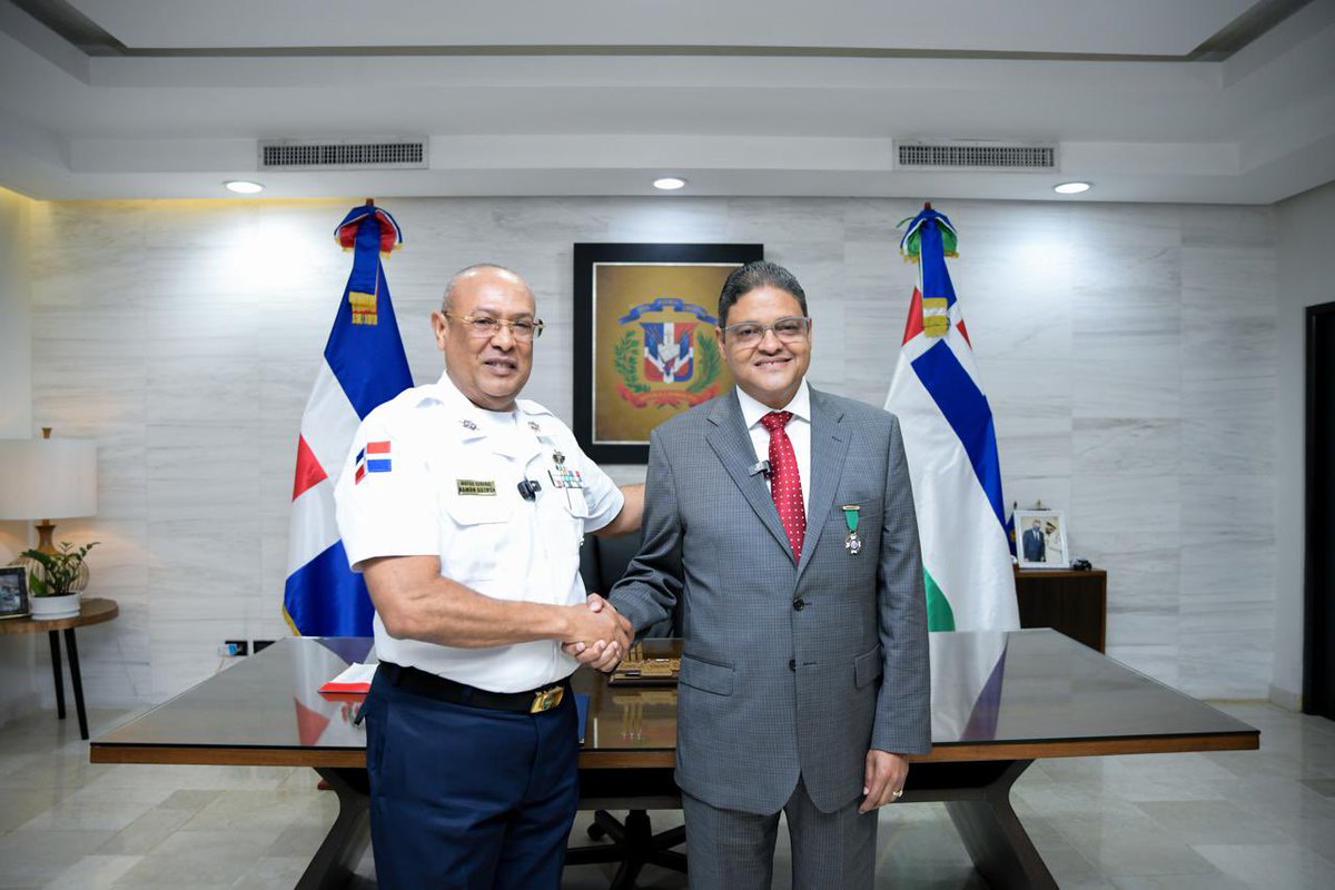 El director del COE y de la DAEH, Dr. Juan Manuel Méndez García, fue reconocido por la Policía Nacional con la Medalla al Mérito Policial, otorgada por el presidente <a href="/luisabinader/">Luis Abinader</a> mediante el Decreto 619-25, por sus valiosos aportes y servicio a la nación.

#DAEHRD