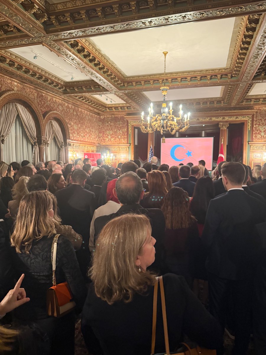 VasingtonEgitim's tweet image. Cumhuriyetimizin 102. kuruluş yıl dönümünü, Büyükelçiliğimizde düzenlenen 29 Ekim Cumhuriyet Bayramı Resepsiyonunda öğrencilerimizle birlikte kutladık. 🇹🇷 🇹🇷