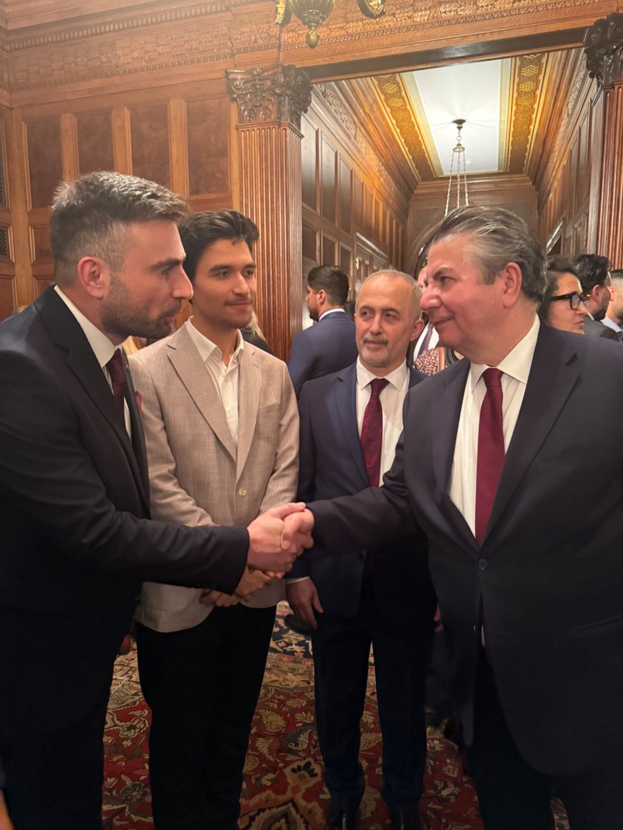 VasingtonEgitim's tweet image. Cumhuriyetimizin 102. kuruluş yıl dönümünü, Büyükelçiliğimizde düzenlenen 29 Ekim Cumhuriyet Bayramı Resepsiyonunda öğrencilerimizle birlikte kutladık. 🇹🇷 🇹🇷