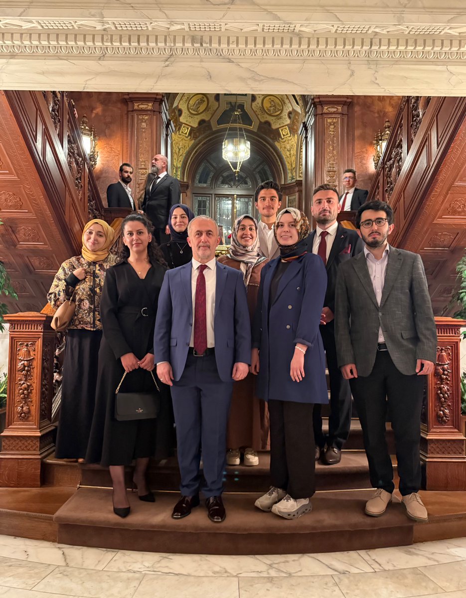 VasingtonEgitim's tweet image. Cumhuriyetimizin 102. kuruluş yıl dönümünü, Büyükelçiliğimizde düzenlenen 29 Ekim Cumhuriyet Bayramı Resepsiyonunda öğrencilerimizle birlikte kutladık. 🇹🇷 🇹🇷