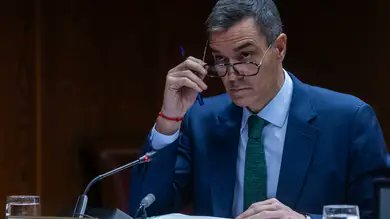 Pedro Sánchez ha comparecido hoy en la Cámara Alta con el gesto ensayado de quien cree que la defensa del partido es la defensa del Estado. Su discurso, plagado de apelaciones a la “tolerancia cero” frente a la corrupción, pretendía proyectar una imagen de firmeza ante los casos