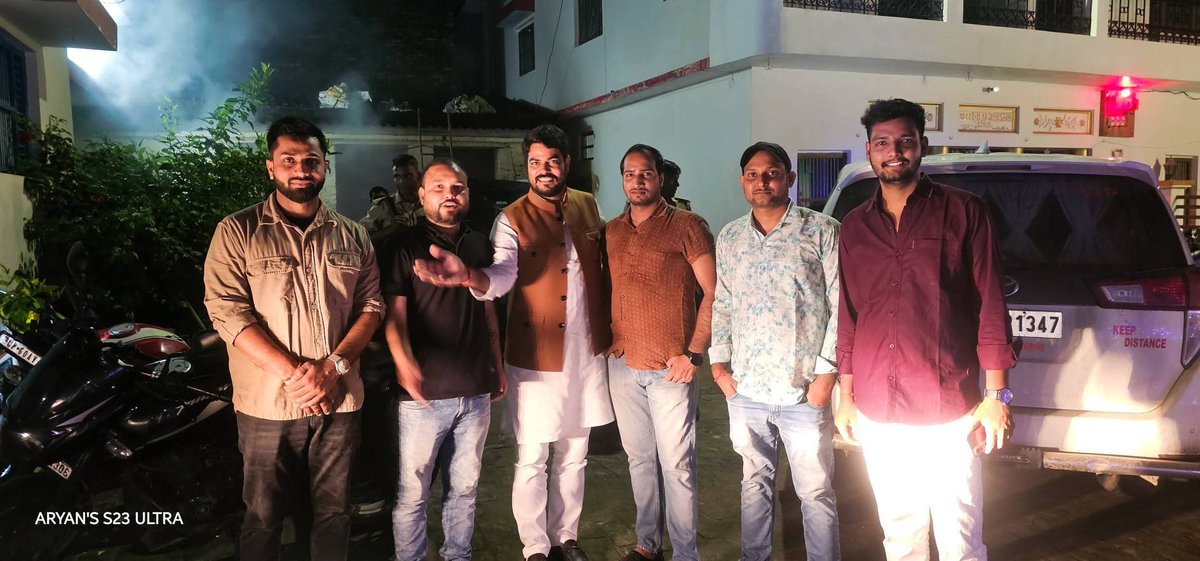 BJYMsahilBUI's tweet photo. अभी अभी आदर्श नगर पंचायत मनियर में किसान मोर्चा के मंडल अध्यक्ष  Kamlesh Upadhyay जी के आवास पे राज्यमंत्री उत्तर प्रदेश सरकार माननीय Danish Azad Ansari जी,भाजपा जिला अध्यक्ष Sanjay Mishra जी भाजयुमो जिला अध्यक्ष Ashvani Singh Little जी से सुखद मुलाकात एवं आशीर्वाद प्राप्त हुआ💐 https://t.co/FakzmUFCSO