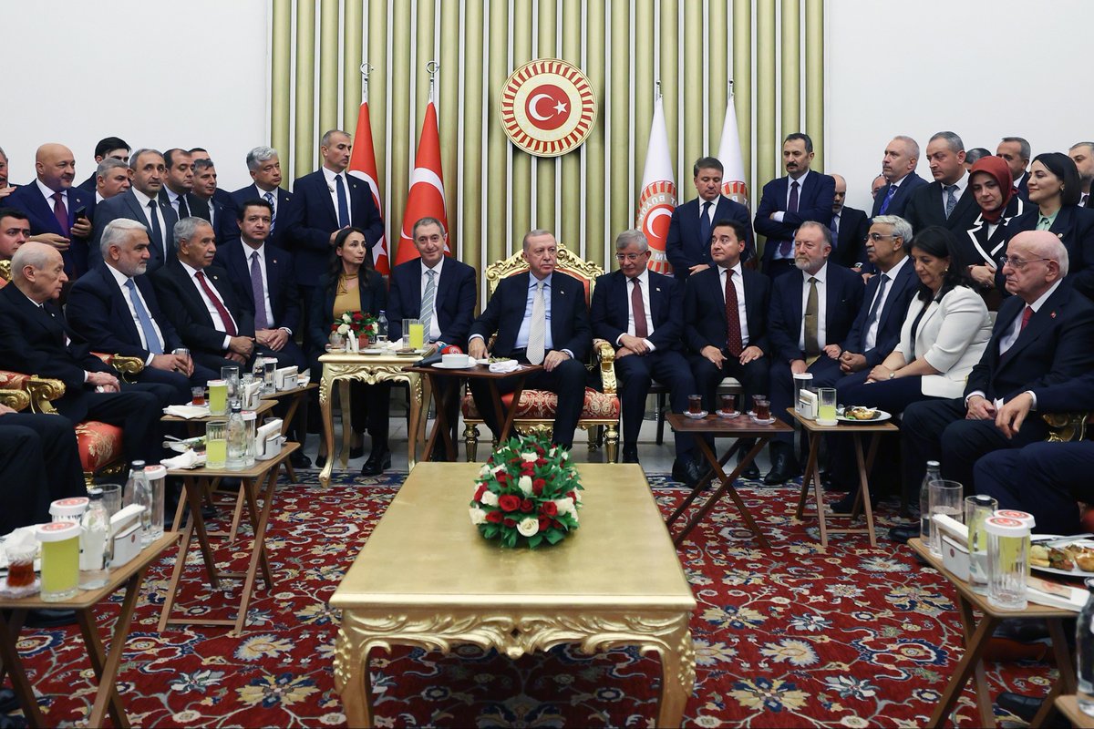 Aslında MHP lideri Devlet Bahçeli'nin rahatsızlığı Meclis açılış resepsiyonundaki şu karede gizliydi. Hatta TELE1'de katıldığım yayında fotoğraftaki tek mutsuz kişinin Bahçeli olduğunu söylemiştim. Bahçeli, Erdoğan'ın yeni ittifak arayışına tepkili.