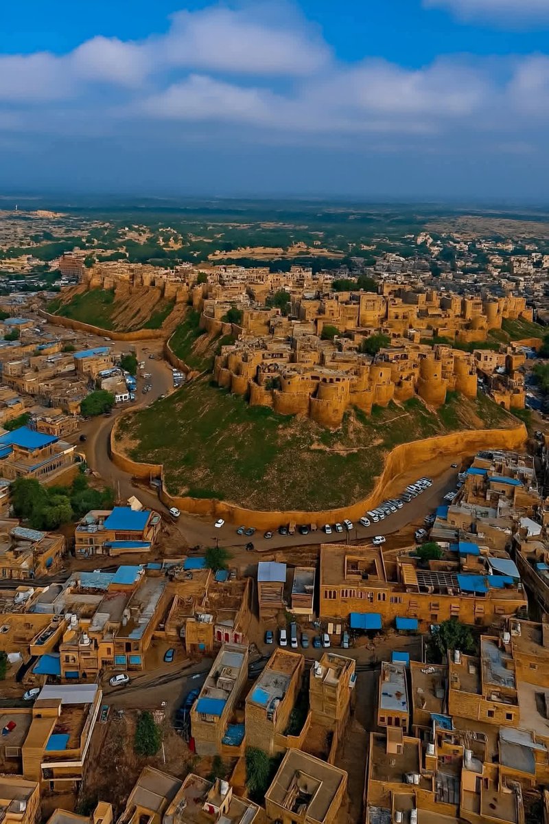 घोड़ा कीजे काठ का, पग कीजे पाषाण, बख्तर कीजे लोह का, जद पहूॅचे जैसाण"।

कौनसे किले के लिए कहा गया है ??