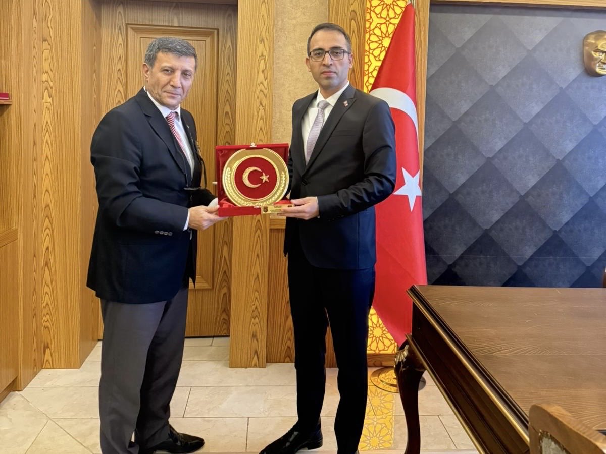 menemenkym35's tweet photo. Kaymakamımız Sayın Vedat YILMAZ, Türkiye Harp Malulü Gaziler, Şehit Dul ve Yetimleri Derneği İzmir İl Başkanı Recep DOĞRU, İl Yönetim Kurulu ve Menemen İlçe Temsilcisi Fatih ASLAN’ın ziyaretlerini  makamında kabul etti. https://t.co/XbBxkmE9qB