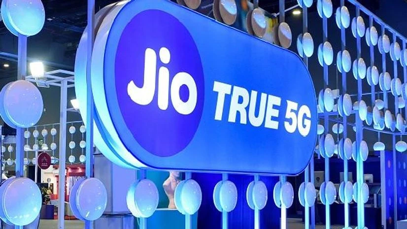 a_data_0_in's tweet image. #Google &amp;amp; #RelianceIntelligence just announced a game-changing partnership (Jio Unlimited 5G users): Get Google's AI Pro plan—packed with the latest Gemini—for FREE for 18 months! No extra cost, just pure AI power. Starting with 18-25-year-olds, rolling out nationwide soon #Jio5G