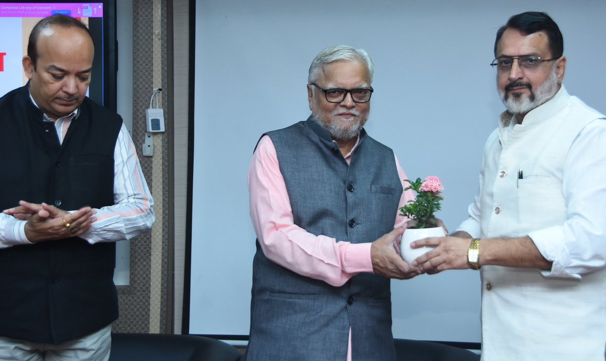 विश्वेसरैया तकनीकि वि.वि भिलाई में तकनीकि शिक्षा में भारतीय ज्ञान परम्परा के समावेश पर आयोजित कार्यशाला के उद्धाटन समारोह के मंच पर भाप्रोसं(IIT) के निदेशक प्रो राजीव प्रकाश कुलपति प्रो चक्रवाल कुलपति प्रो अरोड़ा पूर्व कुलपति प्रो दीक्षित एवं प्रतिभागी आचार्य गण व छात्र समुदाय।