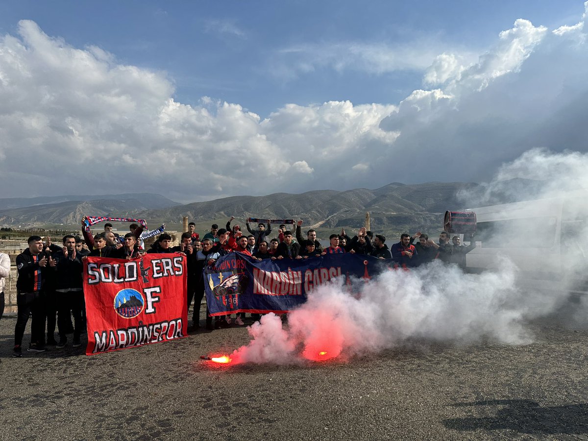 Sizdiniz değil mi haritanın bile saçma sapan yerlere çıkardığı deplasmanlarda gırtlak bırakan.

:)