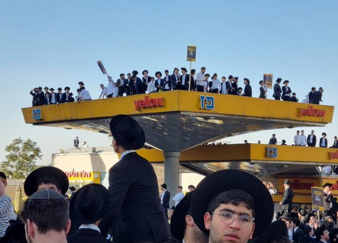 BBBUT THEY DON'T KNOW ARMY TACTICS !
guess what ? in our battle with the arabs, its simply a matter of who's mob is bigger and more motivated
and when we promise these guys a piece of the west bank for every dunam they capture, its bye bye Abdul