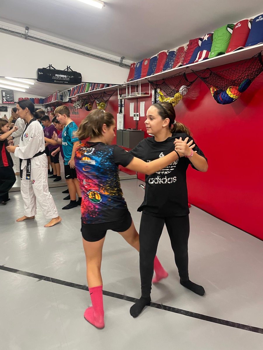 Avui els de 6è hem anat a fer un tastet  de Taekwondo. Hem après molt, hem fet esport i ens ho hem passat genial! 🥋