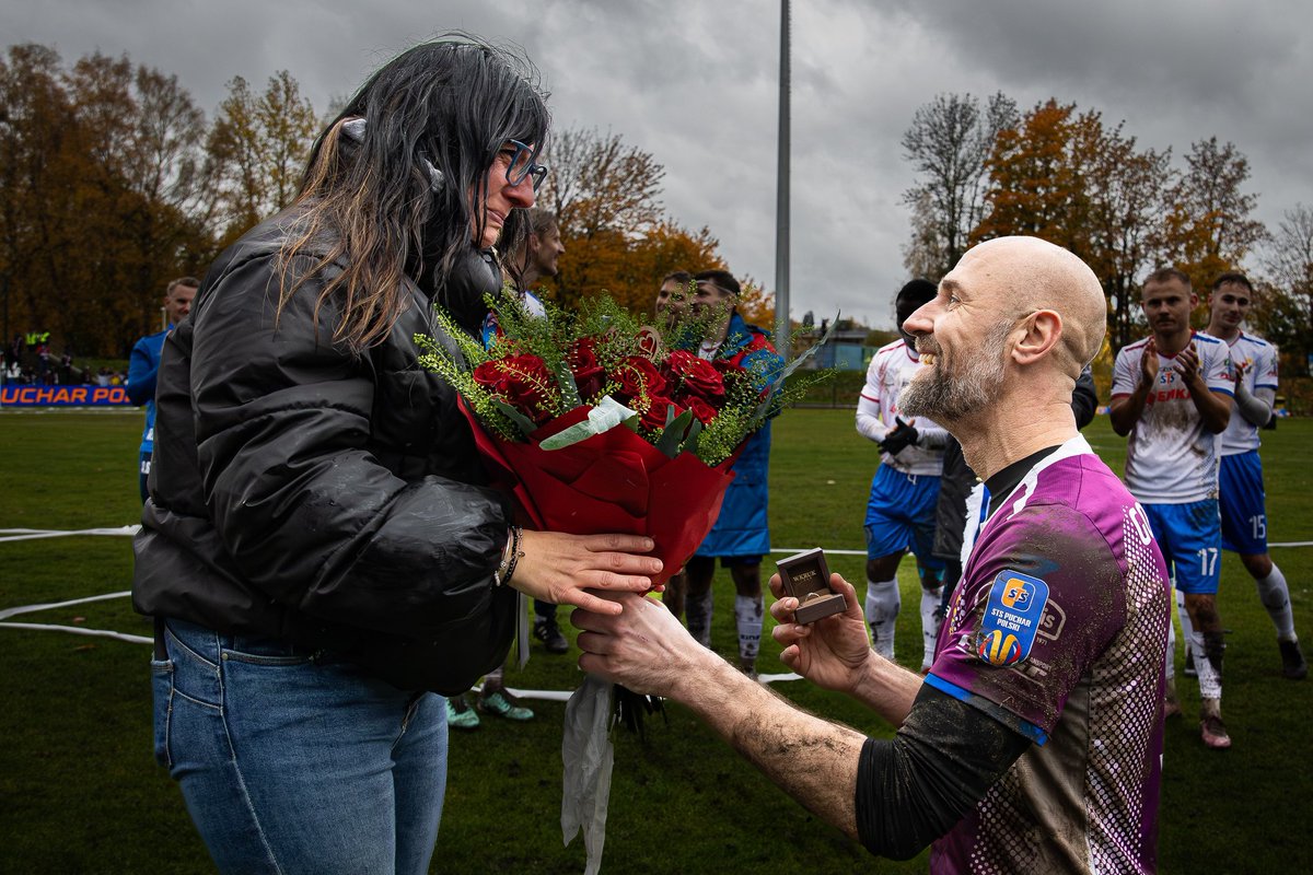 ‼ 🇵🇱 Kamil Gołębiewski najpierw przed meczem poszedł do pracy na 5:30, potem zagrał z Mistrzem Polski w PP, a na koniec oświadczył się swojej dziewczynie 💍

Niezapomniany dzień dla bramkarza Gryfa Słupsk!

Gratulacje dla Magdy i Kamila ❤❤❤

Fot. Robert Skumiał Foto/Wideo