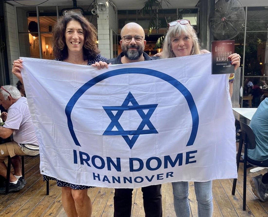 aryeshalicar's tweet image. DAS sind tapfere Kǎmpferinnen mit ❤️ &amp;amp; Verstand!!! gegen den antisemitischen Terrormob, der die deutsche Strasse beschmutzt und Menschen seit 2 Jahren belästigt und bedroht.
Zeit für Widerstand!
Mehr dazu morgen im Podcast. 
#GemeinsamGegenIslamoFaschismus