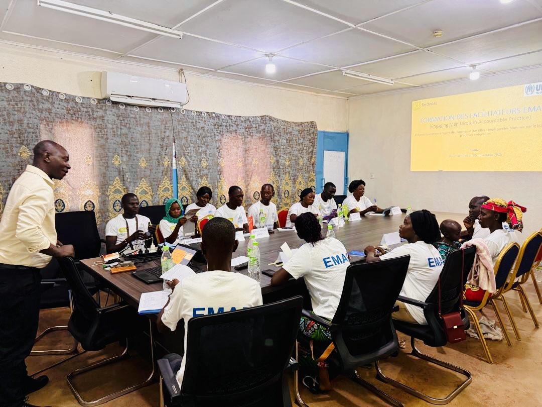 UNHCR_CAR's tweet image. 📍Betoko— Lim Pendé
Lancement du programme #EMAP à Paoua 🇨🇫 !

Cette approche novatrice engage les hommes dans la prévention des violences faites aux femmes et aux filles, à travers des pratiques participatives et redevables, inspirées par les voix des femmes.